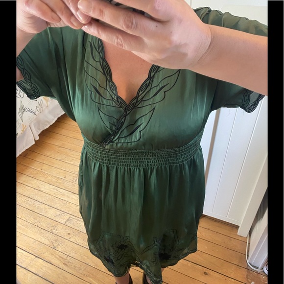 Le Château | Elastic waist. Wrap dress. Silk looking green mini dress. Size M. - Picture 8 of 9